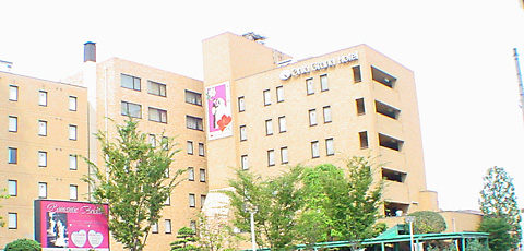 都心から90分！1万坪の広いコースでのびのび教習。スマイルいっぱいの合宿ライフで楽しい思い出を作りませんか！