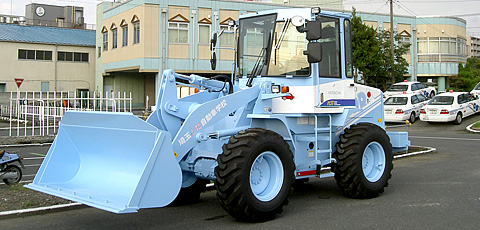 大型・中型・普通・大型特殊自動車のいずれかで、他の車をけん引するときに、けん引する自動車の種類に応じた免許のほかに必要となる免許です。ただし、車の総重量が750キログラム以下の車をけん引するときや、故障者をロープ、クレーンなどでけん引するときは必要ありません。